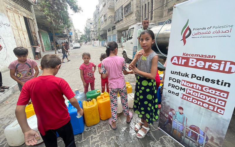Pengisian truk air — Gaza Utara