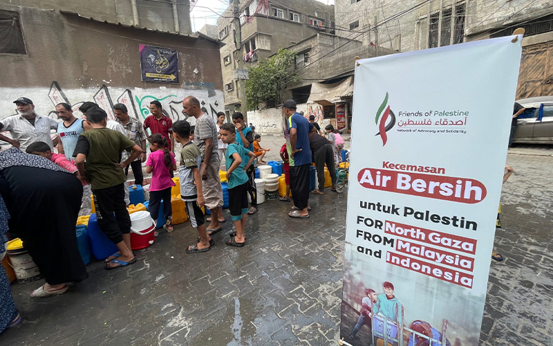 Distribusi galon ke keluarga rentan