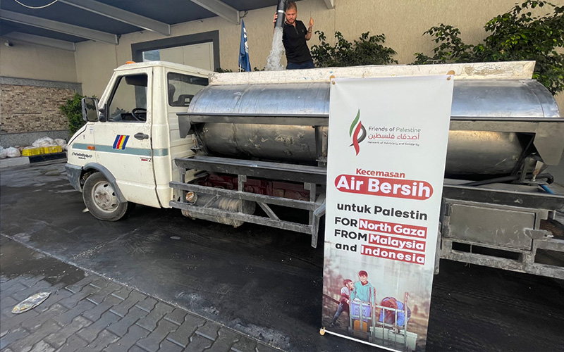 Antrian pengambilan air bersih